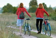 Due ragazze con la bicicletta